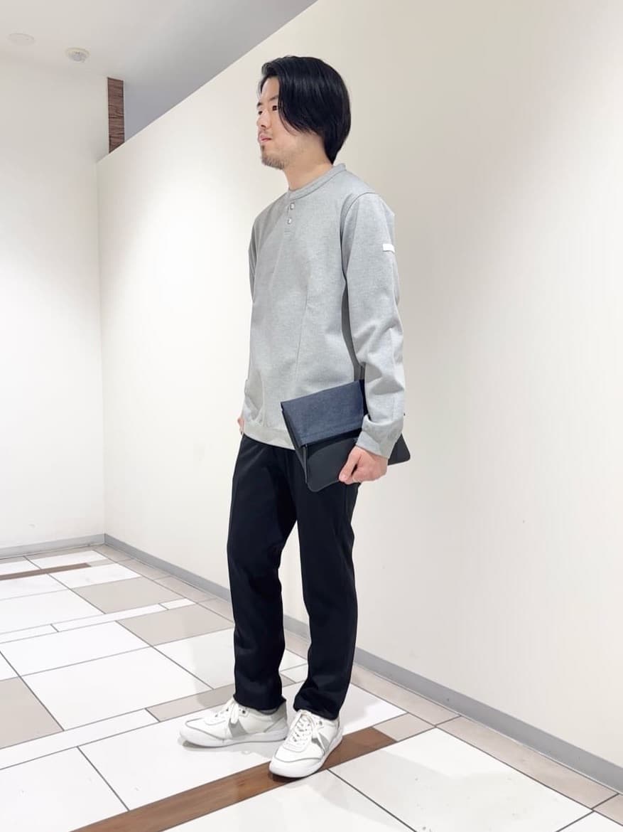 及川さんの「TAKEO KIKUCHI｜【ONOFF対応】TRダブルニット ストレッチパンツ」を使ったコーディネート