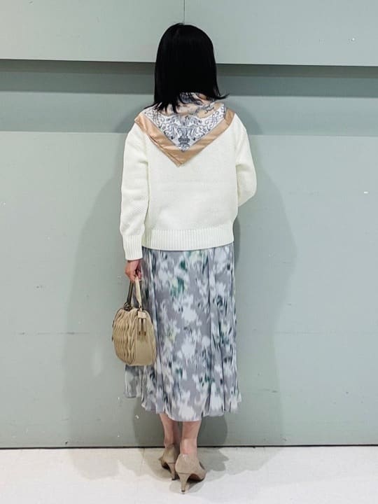 makiさんの「UNTITLED｜【手洗い／88cm正方形】エンブレムプリントスカーフ」を使ったコーディネート