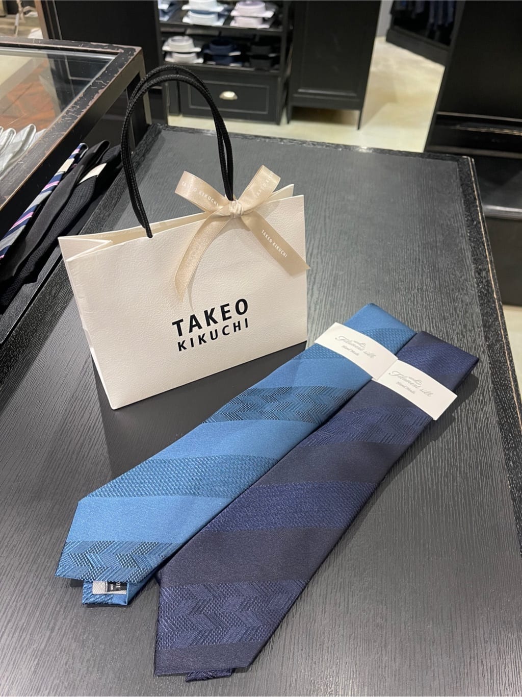 松村泰輔さんの「TAKEO KIKUCHI｜◆【Made in JAPAN】矢絣（やがすり）フィラメントシルク ネクタイ」を使ったコーディネート