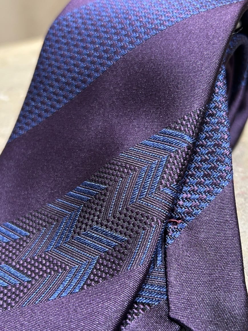 コウノ モトヤさんの「TAKEO KIKUCHI｜◆【Made in JAPAN】矢絣（やがすり）フィラメントシルク ネクタイ」を使ったコーディネート