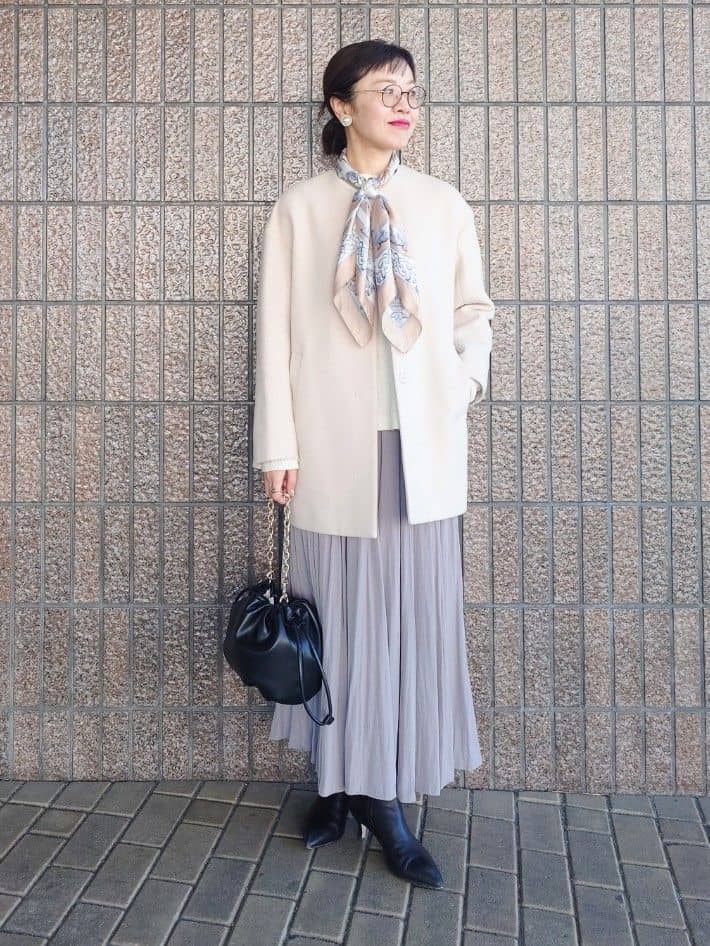 MUTSUKOさんの「UNTITLED｜【手洗い／88cm正方形】エンブレムプリントスカーフ」を使ったコーディネート