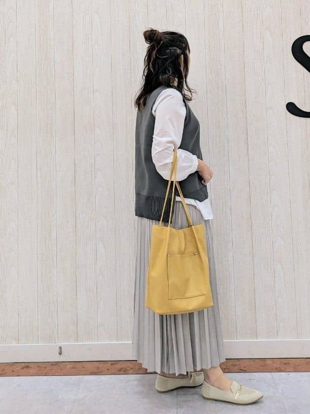 さくみぃさんの「SHOO･LA･RUE｜◆【S-LL/2点セット】着回し自在 ニットベスト＋フレアブラウス」を使ったコーディネート