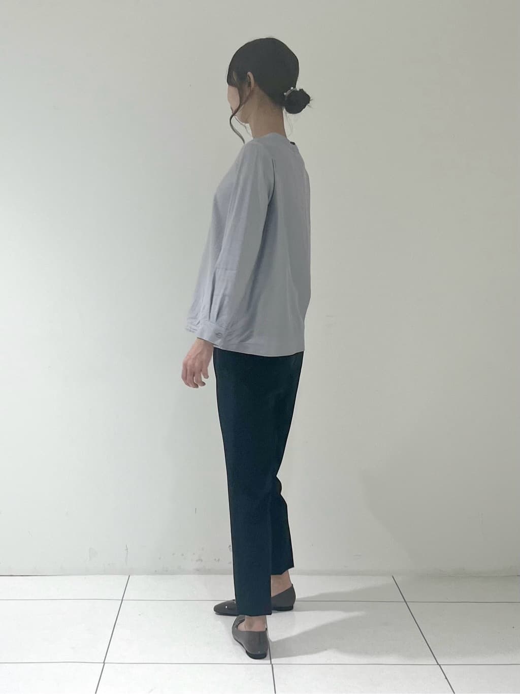 shioriさんの「INDIVI｜【洗える／UVケア／スーツ】ストレッチタックテーパードパンツ」を使ったコーディネート