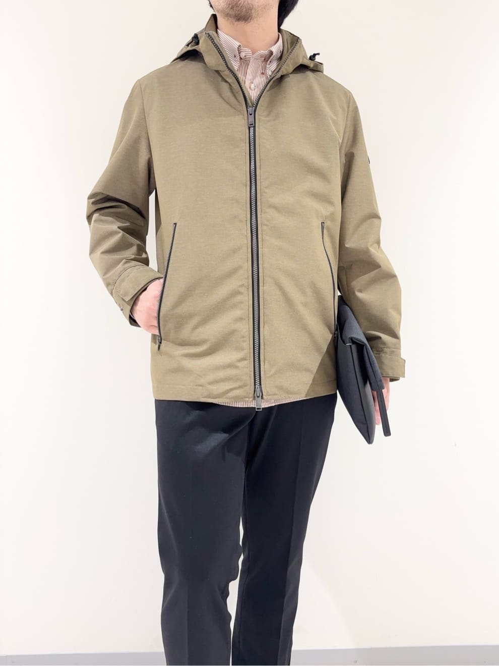 及川さんの「TAKEO KIKUCHI｜ハットモチーフ ジャカード ストライプ シャツ」を使ったコーディネート