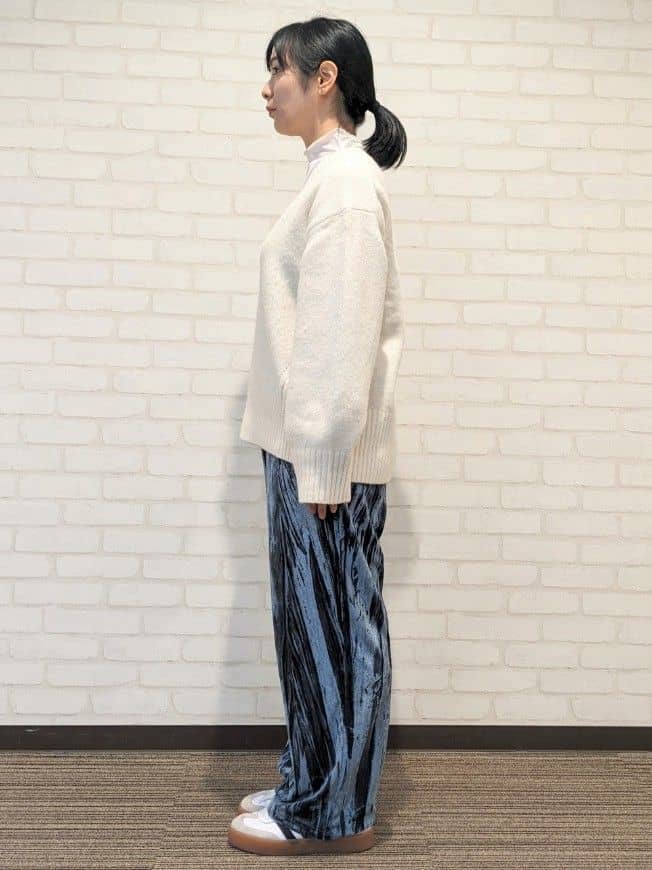 sarieさんの「OPAQUE.CLIP｜◆《7color》ふわふわVネックニット【洗濯機洗い可】」を使ったコーディネート