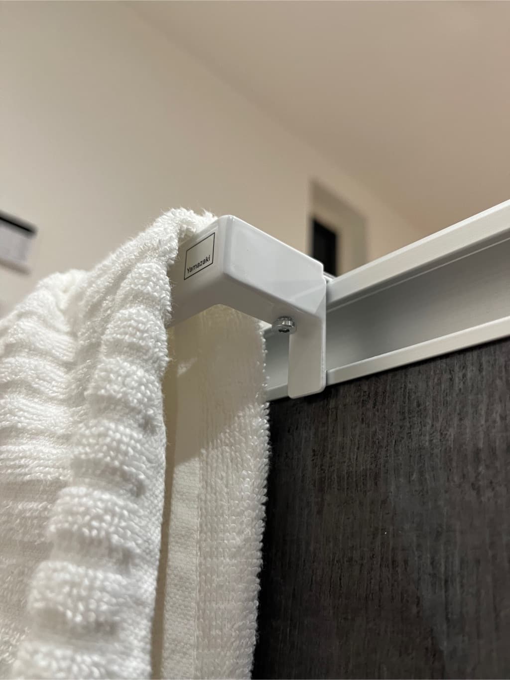 えびさんの「212 KITCHEN STORE｜滑り落ち防止キッチンタオルハンガーバー ワイド WH 山崎実業 ＜tower タワー＞」を使ったコーディネート