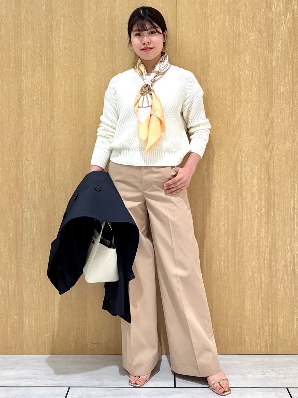 nanaさんの「UNTITLED｜【手洗い／88cm正方形】バイカラーハーネススカーフ」を使ったコーディネート