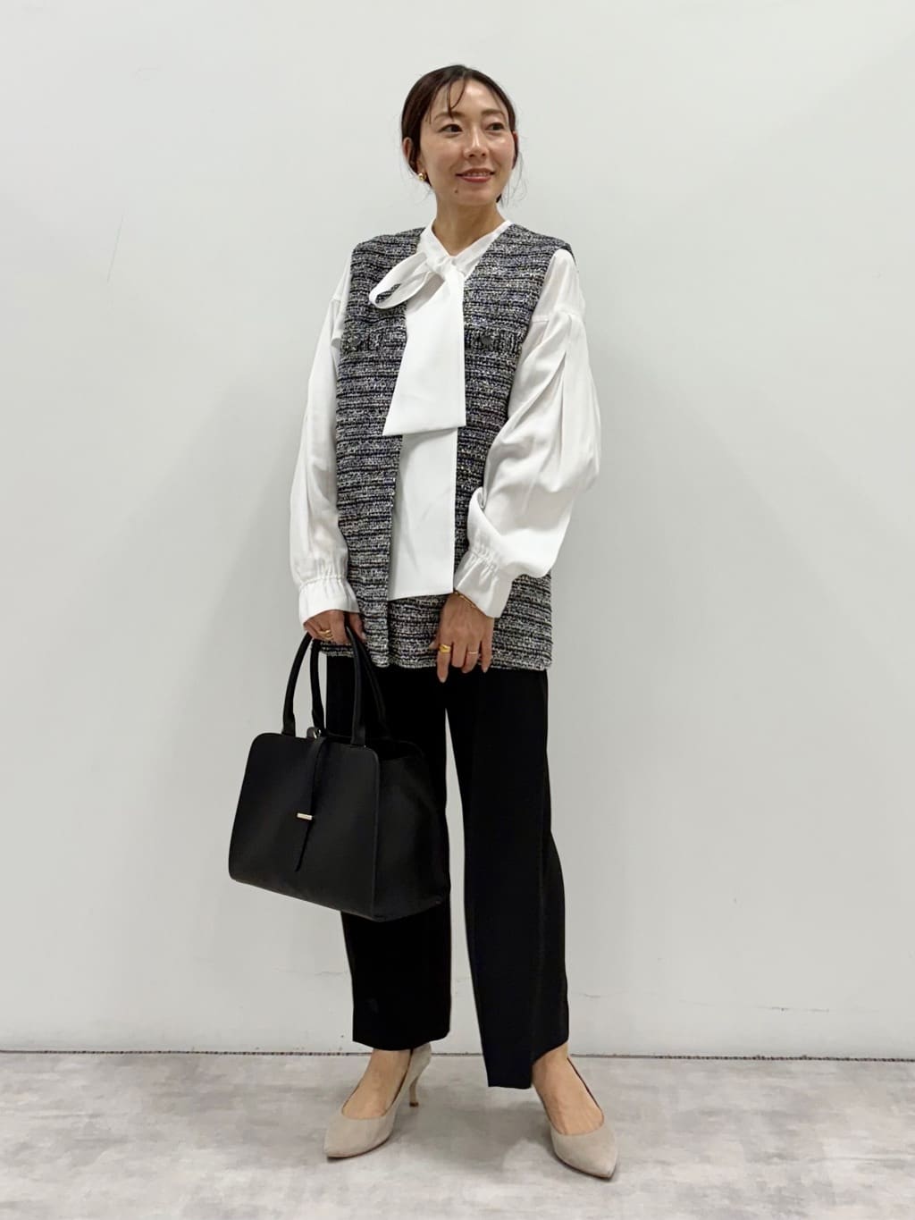 YUさんの「INDIVI｜◆【2点セット／UVケア】ツイードジレ＆ボウタイブラウス カセット服」を使ったコーディネート
