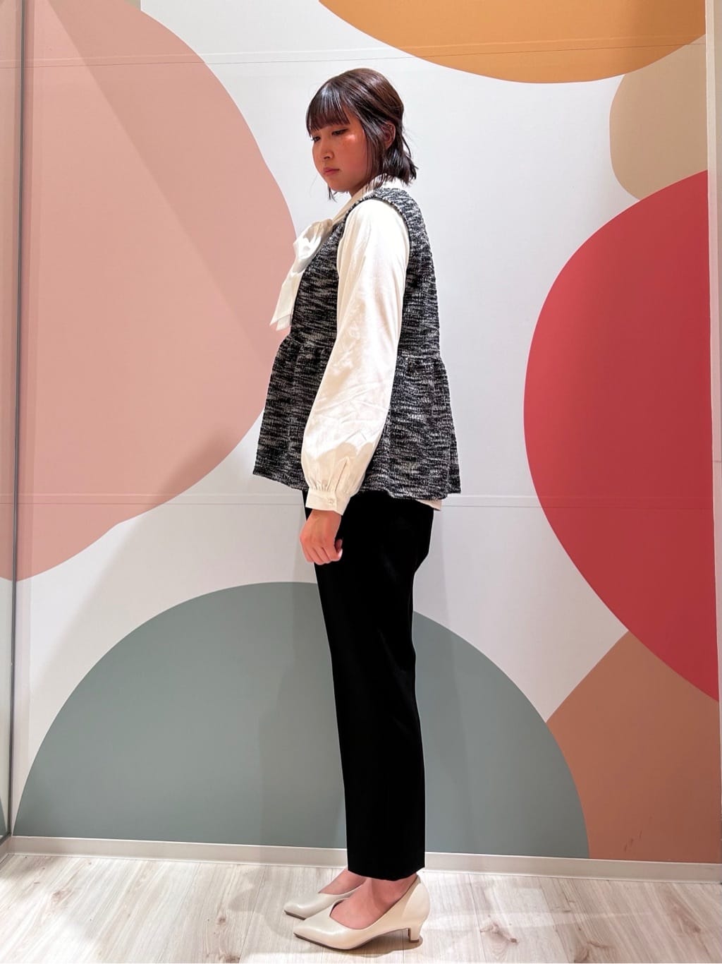 末っ子さんの「SHOO･LA･RUE｜◆【通勤/セレモニー】Vカットデザインで足が美しく見える ベーシック5cmパンプス」を使ったコーディネート