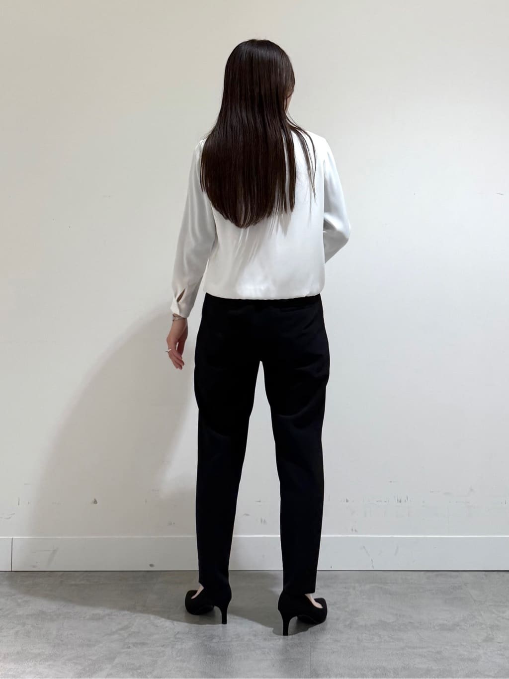 mamiさんの「INDIVI｜【洗える／UVケア／スーツ】ストレッチタックテーパードパンツ」を使ったコーディネート