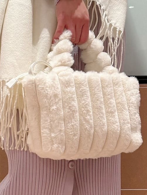 すみれさんの「ESPERANZA｜洗えるシンプルカラーストール 累計販売約5000枚【防寒／マフラー／無地／ギフト】」を使ったコーディネート