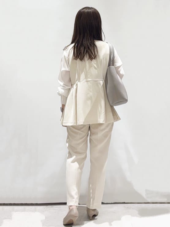 まみさんの「OPAQUE.CLIP｜◆《通勤対応／セットアップ対応》ペプラムジレ【洗濯機洗い可】」を使ったコーディネート