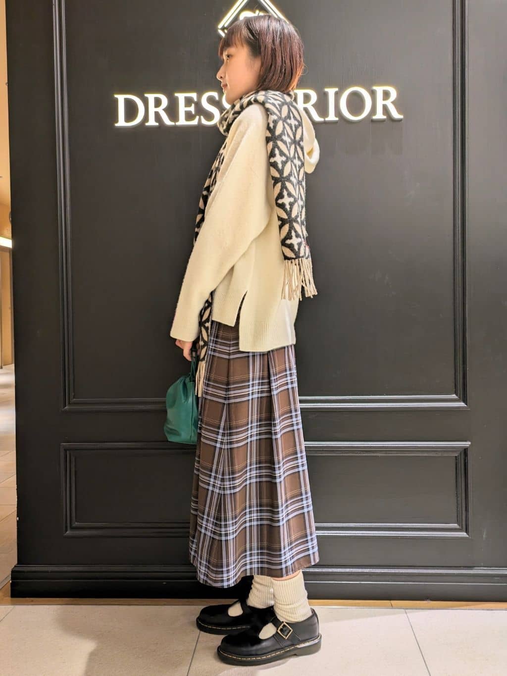 saoriさんの「DRESSTERIOR｜オーバーラップサークル カシミヤ100%マフラー」を使ったコーディネート
