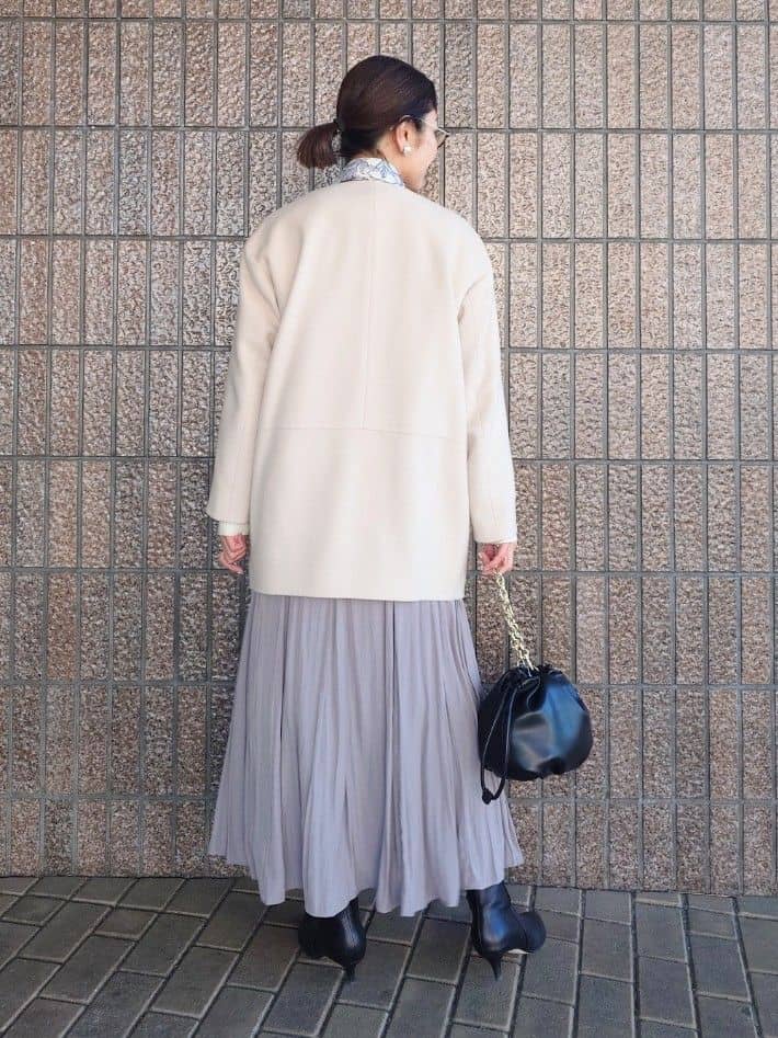 MUTSUKOさんの「UNTITLED｜【手洗い／88cm正方形】エンブレムプリントスカーフ」を使ったコーディネート