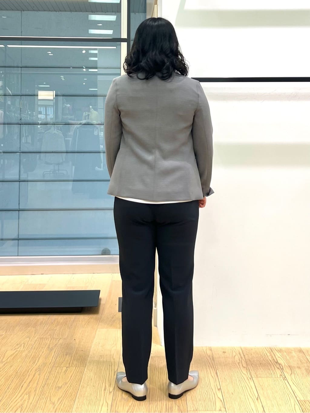 shimaさんの「INDIVI｜【洗える／UVケア／スーツ】ストレッチタックテーパードパンツ」を使ったコーディネート