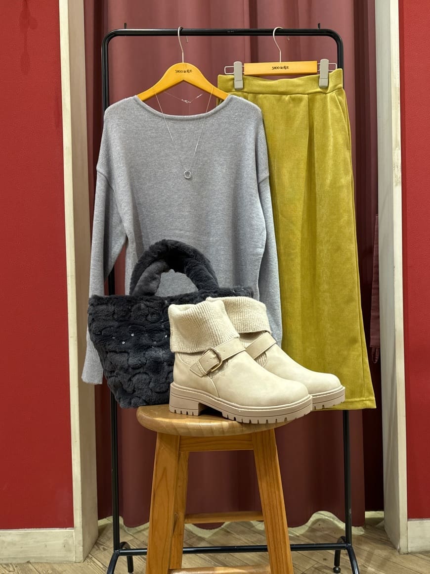 maruさんの「SHOO･LA･RUE｜◆【通勤/セレモニー】Vカットデザインで足が美しく見える ベーシック5cmパンプス」を使ったコーディネート