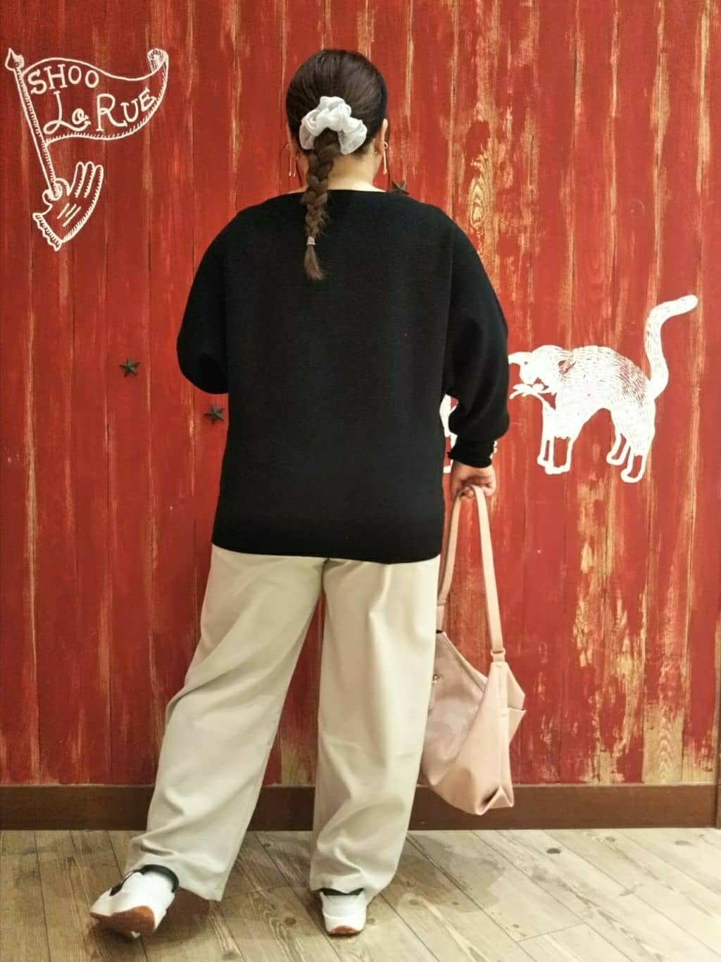 にこよしさんの「SHOO･LA･RUE｜◆【洗える】大人の上品コーデに お袖ビジュー釦付きリブドルマンニット」を使ったコーディネート