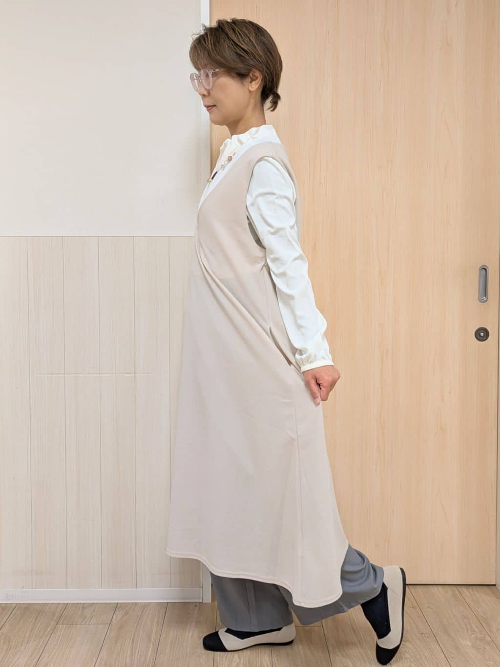 YuAさんの「SHOO･LA･RUE｜◆【洗える】フレアラインが美しい サラっと着られる Vネックジャンドレ」を使ったコーディネート