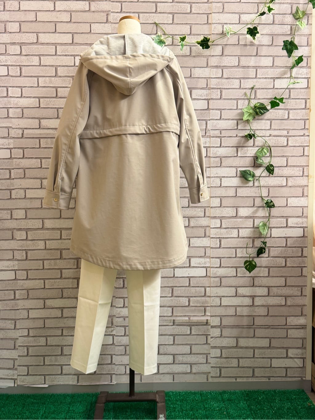 シバクキさんの「SHOO･LA･RUE｜◆【高レビュー/洗える/美脚シルエット】ソフトスティックパンツ」を使ったコーディネート