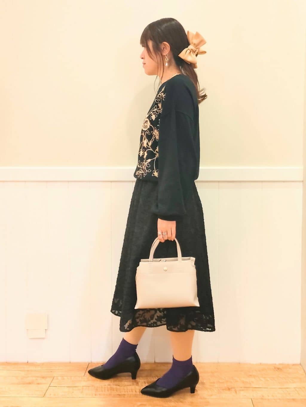 NMさんの「SHOO･LA･RUE｜◆【通勤/セレモニー】Vカットデザインで足が美しく見える ベーシック5cmパンプス」を使ったコーディネート
