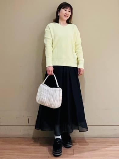 Juneさんの「UNTITLED｜◆【洗える/オンオフ使える】ファンシーヤーンVネックニット」を使ったコーディネート