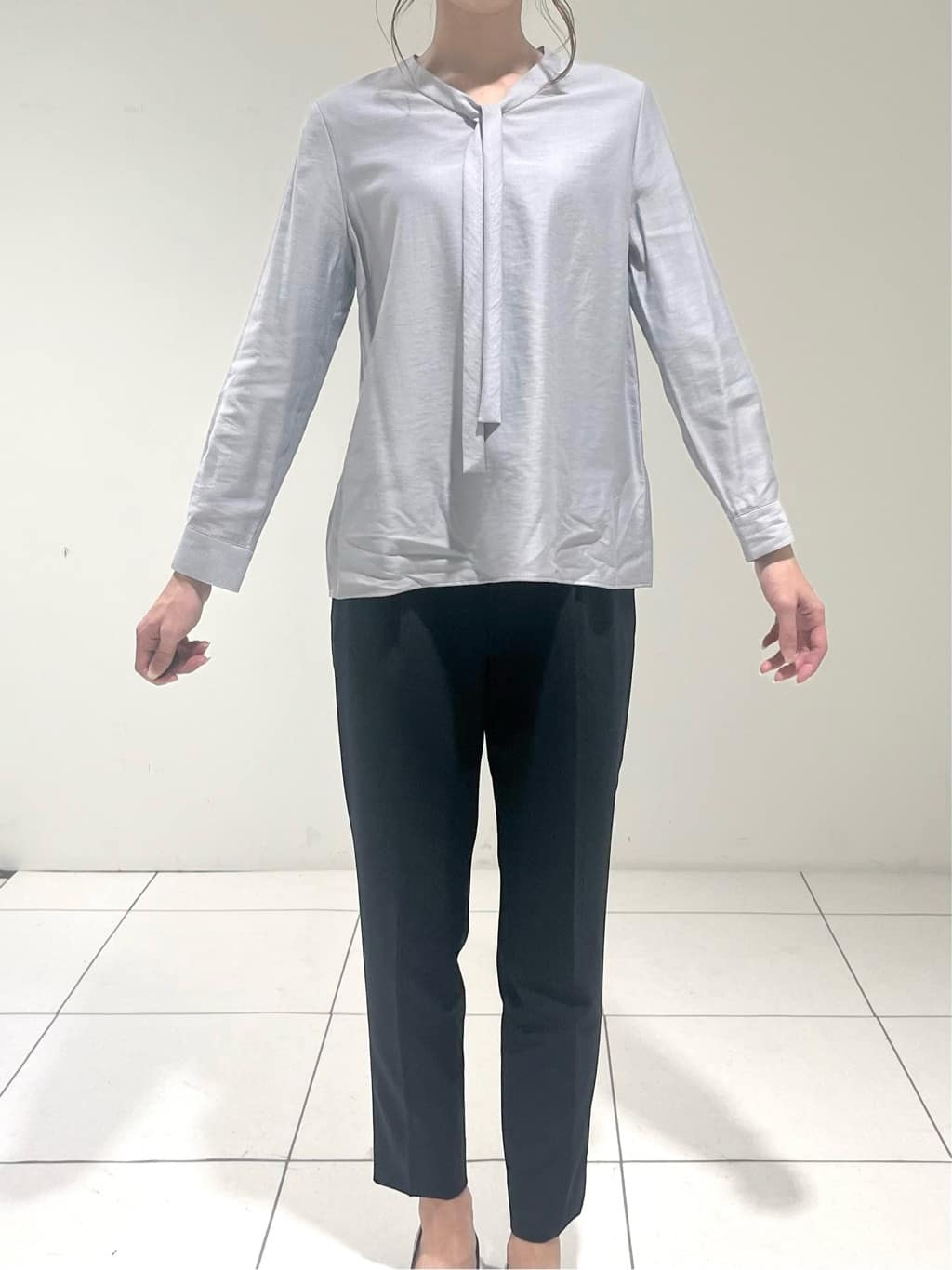 shioriさんの「INDIVI｜【洗える／UVケア／スーツ】ストレッチタックテーパードパンツ」を使ったコーディネート