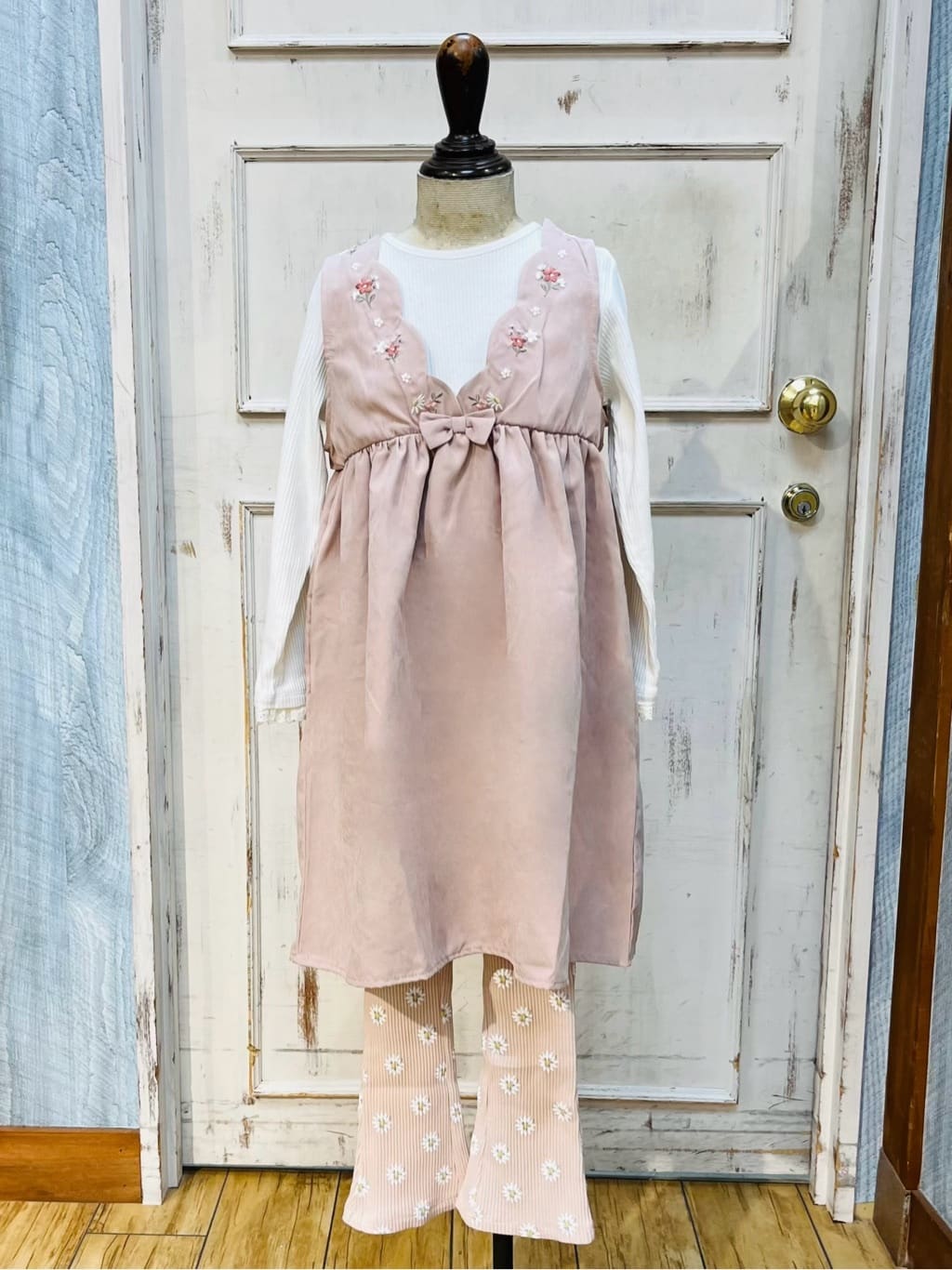 もすさんの「SHOO･LA･RUE｜◆【洗える/100-150cm】スカラップ使いがキュートな デニムジャンドレ」を使ったコーディネート