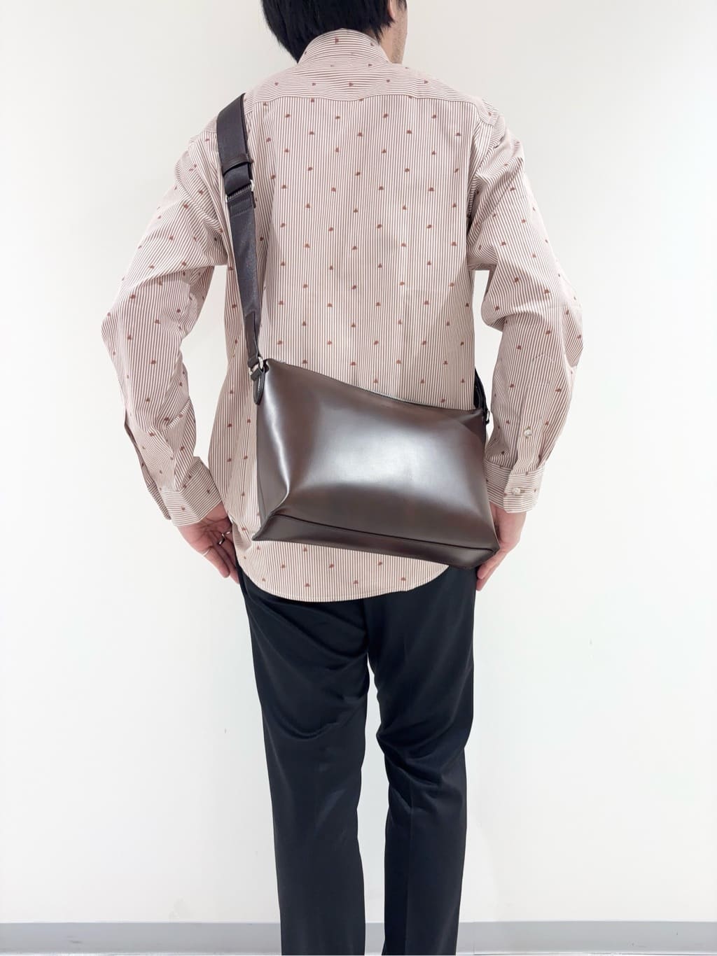 及川さんの「TAKEO KIKUCHI｜ハットモチーフ ジャカード ストライプ シャツ」を使ったコーディネート