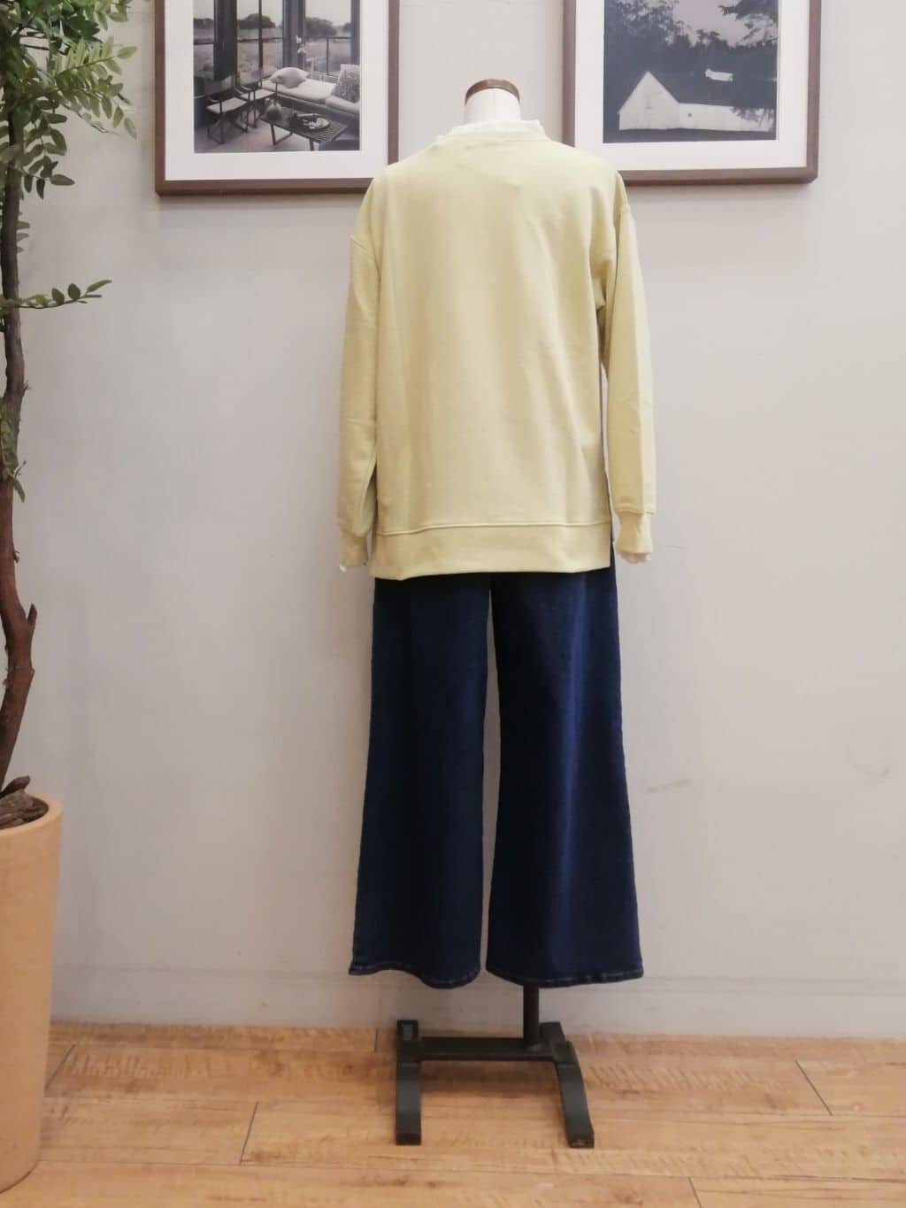 maiさんの「SHOO･LA･RUE｜◆【洗える/S-LL】選べる3柄 グラフィックスウェット」を使ったコーディネート