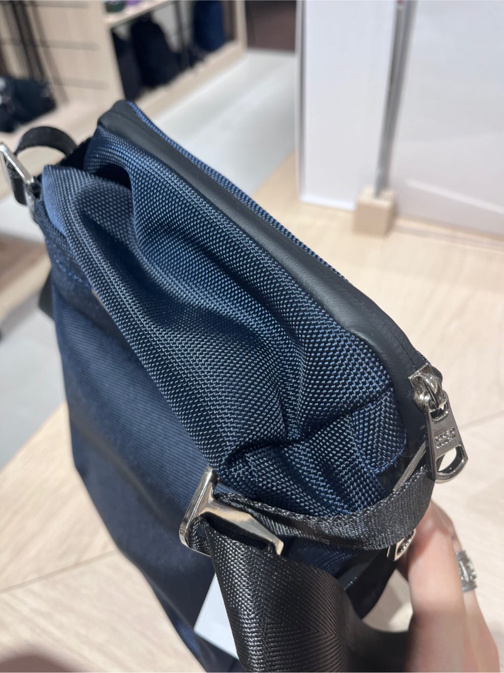 ジュンさんの「TAKEO KIKUCHI｜◆【B5サイズ/縦型】エクスパンド　ショルダーバッグ（S）」を使ったコーディネート