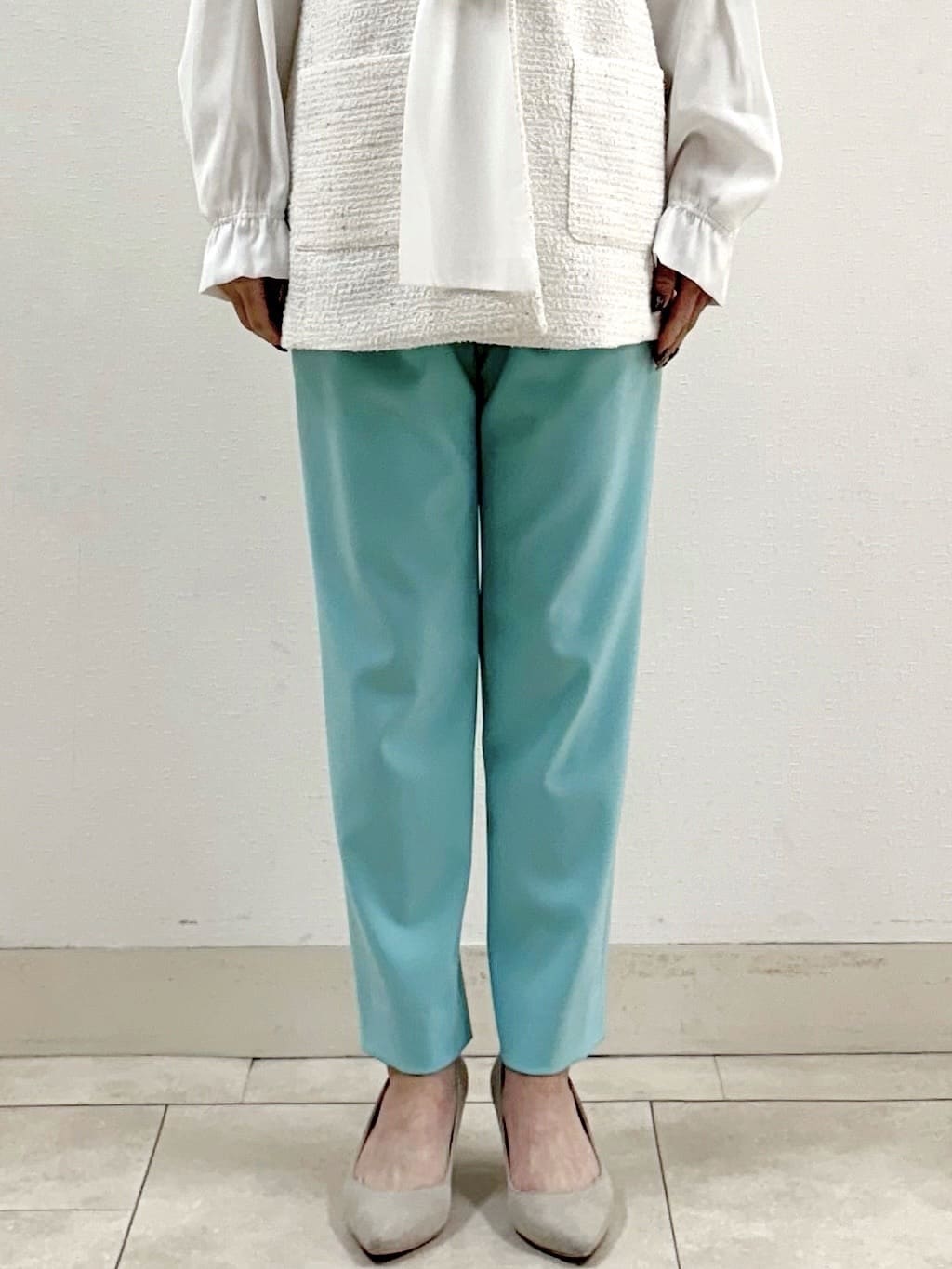 Wakaさんの「INDIVI｜◆【2点セット／UVケア】ツイードジレ＆ボウタイブラウス カセット服」を使ったコーディネート