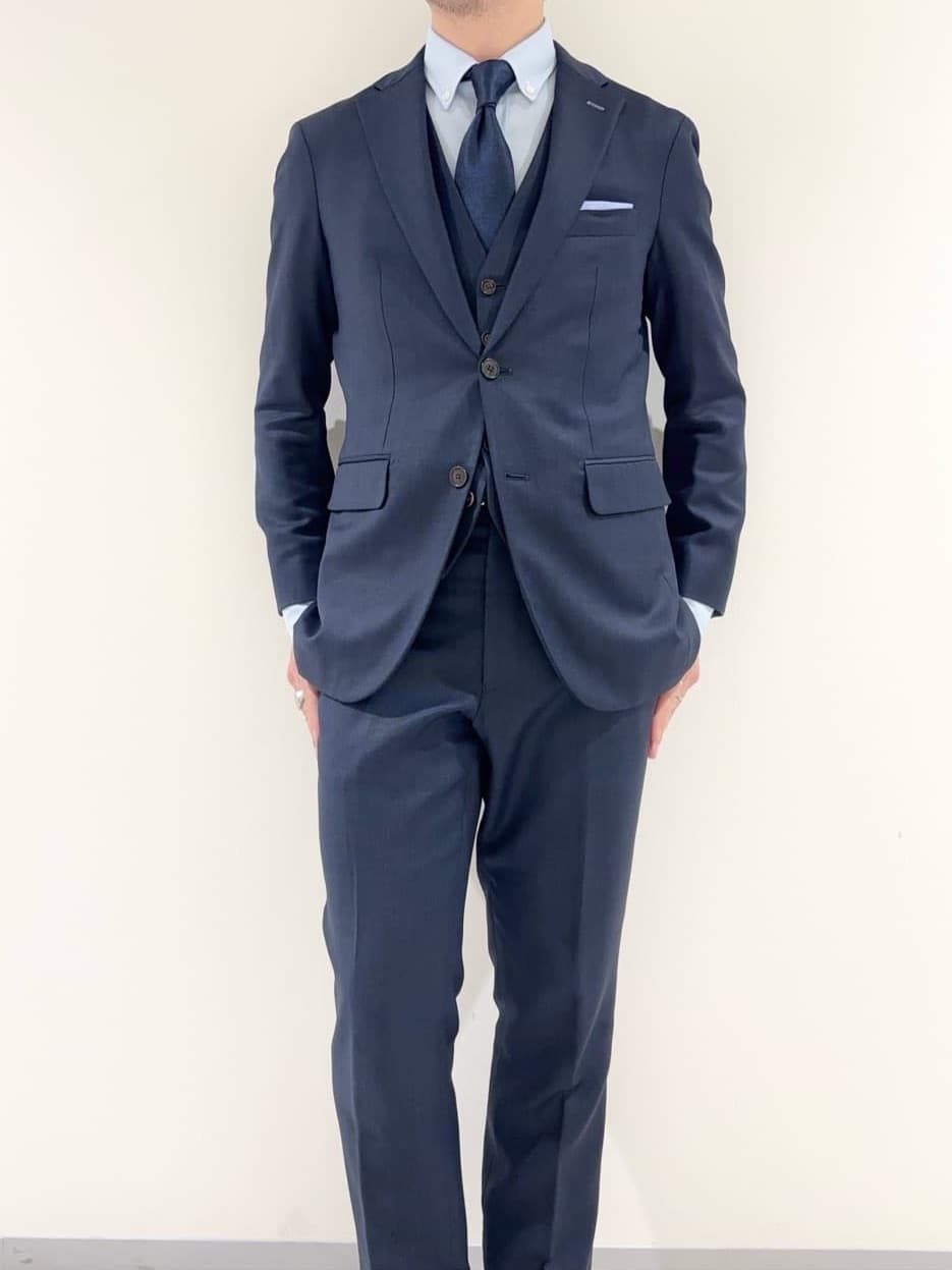及川さんの「TAKEO KIKUCHI｜【Three by Three】シャイニーシャークピンヘッド スーツ/3ピース対応可」を使ったコーディネート