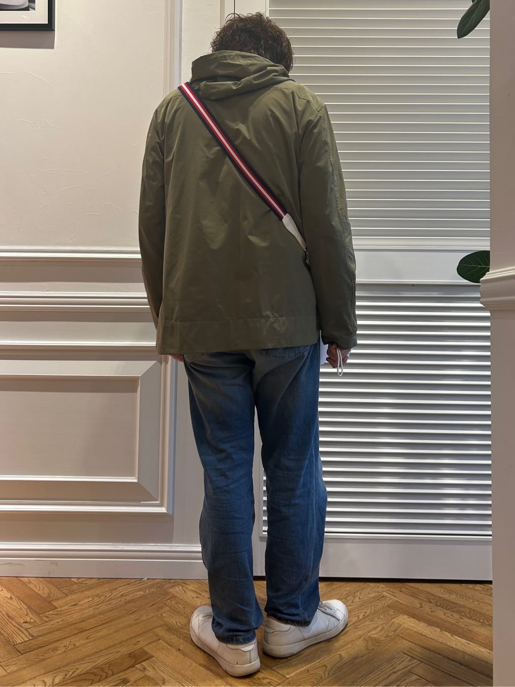 須田　慎二郎さんの「DRESSTERIOR｜【撥水仕様】シュリンクレザー ショルダーバッグ」を使ったコーディネート