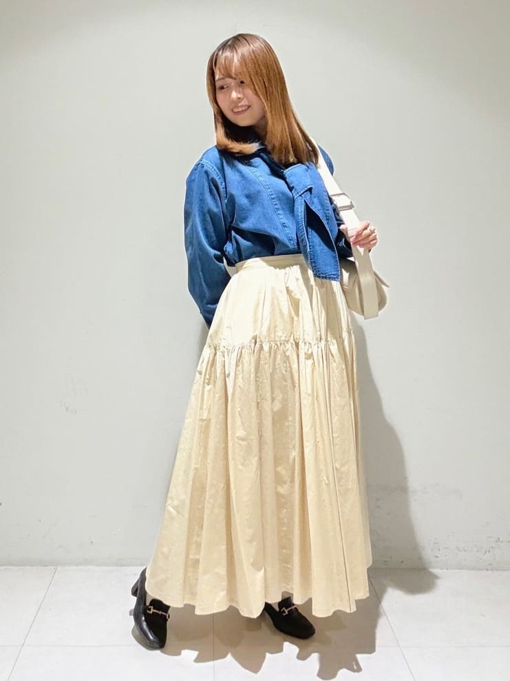 mi.さんの「UNTITLED｜【手洗い／88cm正方形】バイカラーハーネススカーフ」を使ったコーディネート
