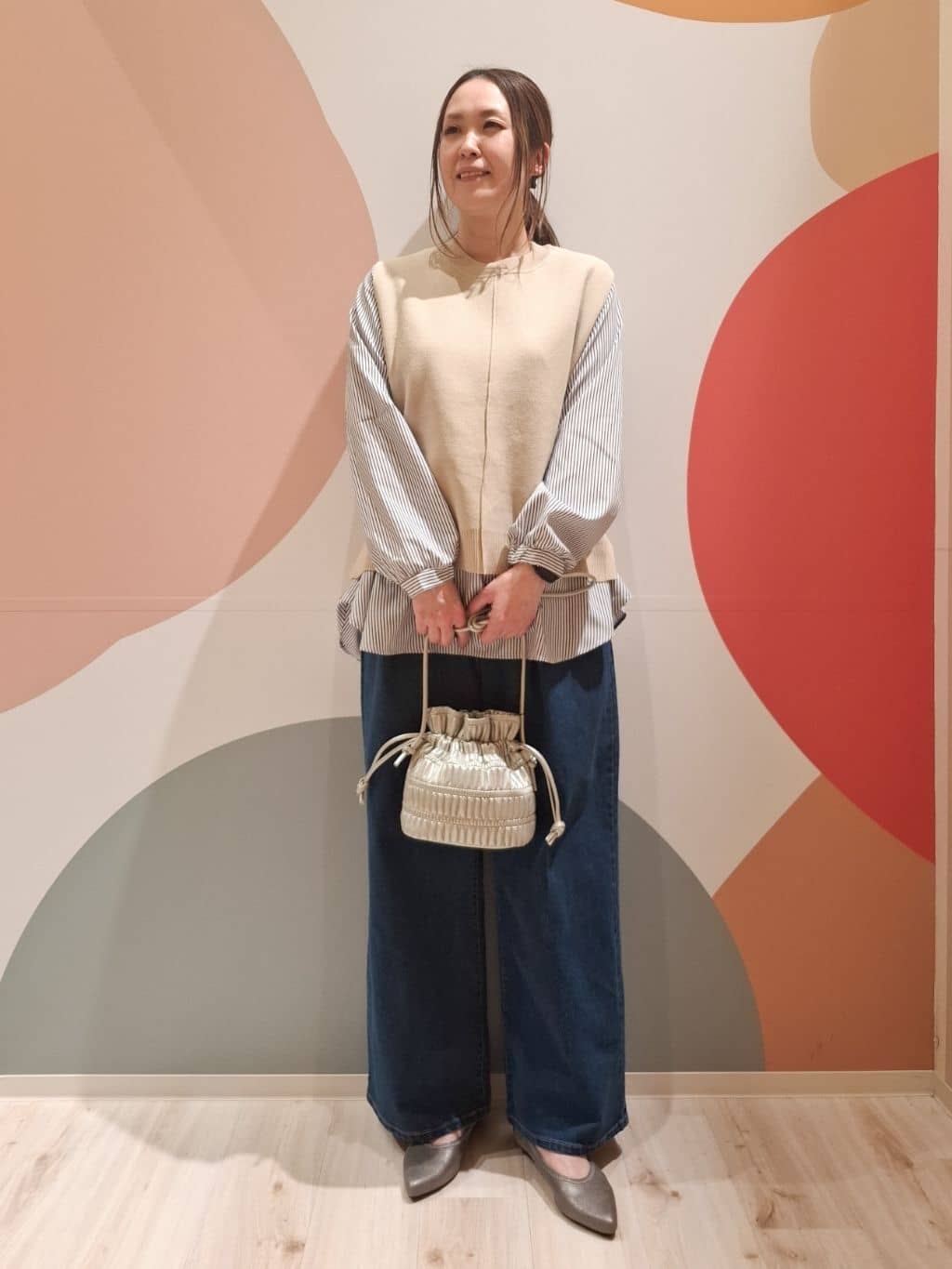 次女さんの「SHOO･LA･RUE｜◆【S-LL/2点セット】着回し自在 ニットベスト＋フレアブラウス」を使ったコーディネート