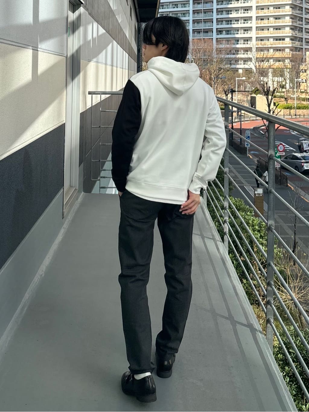 うらしーさんの「THE SHOP TK｜【オールシーズン穿ける！】7DAYSストレッチへリンボンパンツ　ON&hArr;OFF兼用」を使ったコーディネート