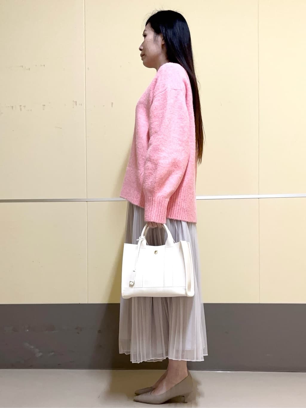 あきさんの「OPAQUE.CLIP｜◆《7color》ふわふわVネックニット【洗濯機洗い可】」を使ったコーディネート