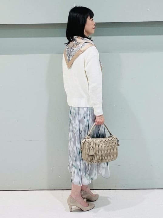 makiさんの「UNTITLED｜【手洗い／88cm正方形】エンブレムプリントスカーフ」を使ったコーディネート