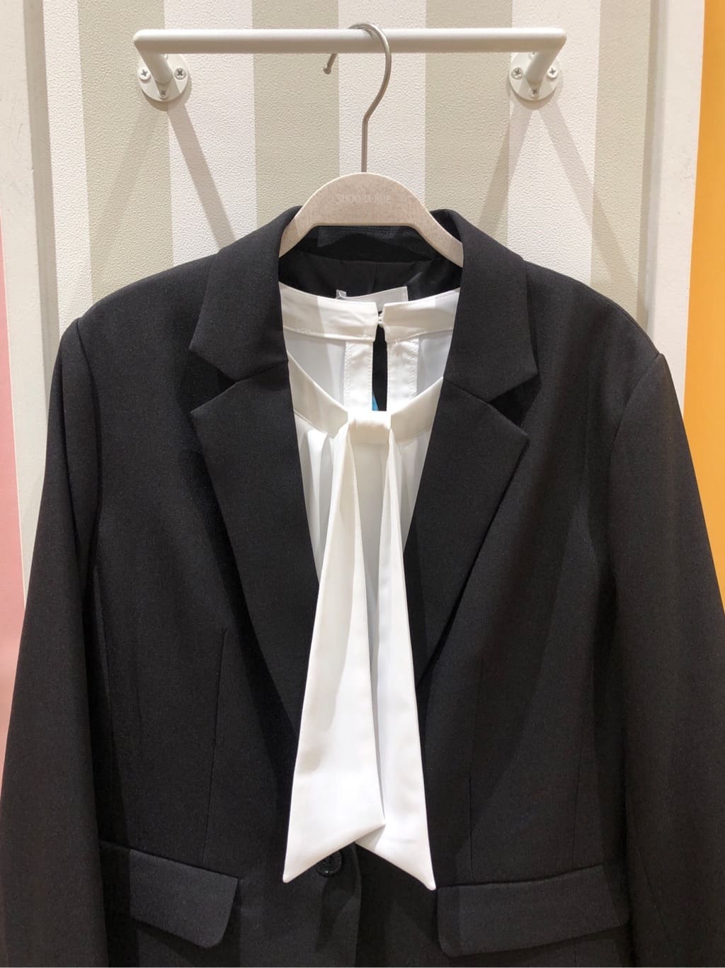 るーとさんの「SHOO･LA･RUE｜◆【S-3L/洗える/セレモニー】さらり軽やか スタンドカラー フリルブラウス」を使ったコーディネート