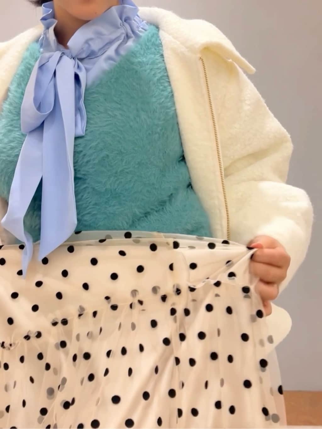 ひらのみさんの「THE SHOP TK｜◆【ONOFF活躍/セレモニー/通勤】ギャザーリボンタイブラウス/洗える」を使ったコーディネート