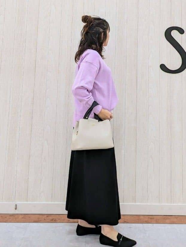 さくみぃさんの「SHOO･LA･RUE｜◆【洗える/S-LL】お顔周りすっきり 優しい肌触りのVネックニット」を使ったコーディネート