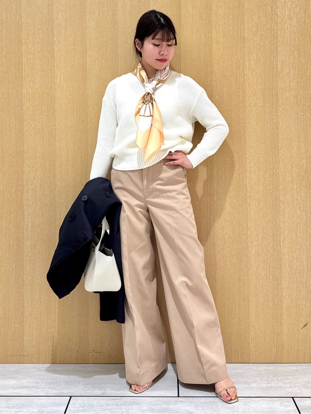 nanaさんの「UNTITLED｜【手洗い／88cm正方形】バイカラーハーネススカーフ」を使ったコーディネート