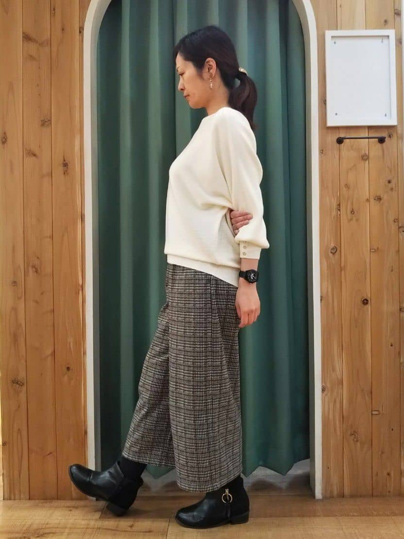 ショーコラさんの「SHOO･LA･RUE｜◆【洗える】大人の上品コーデに お袖ビジュー釦付きリブドルマンニット」を使ったコーディネート
