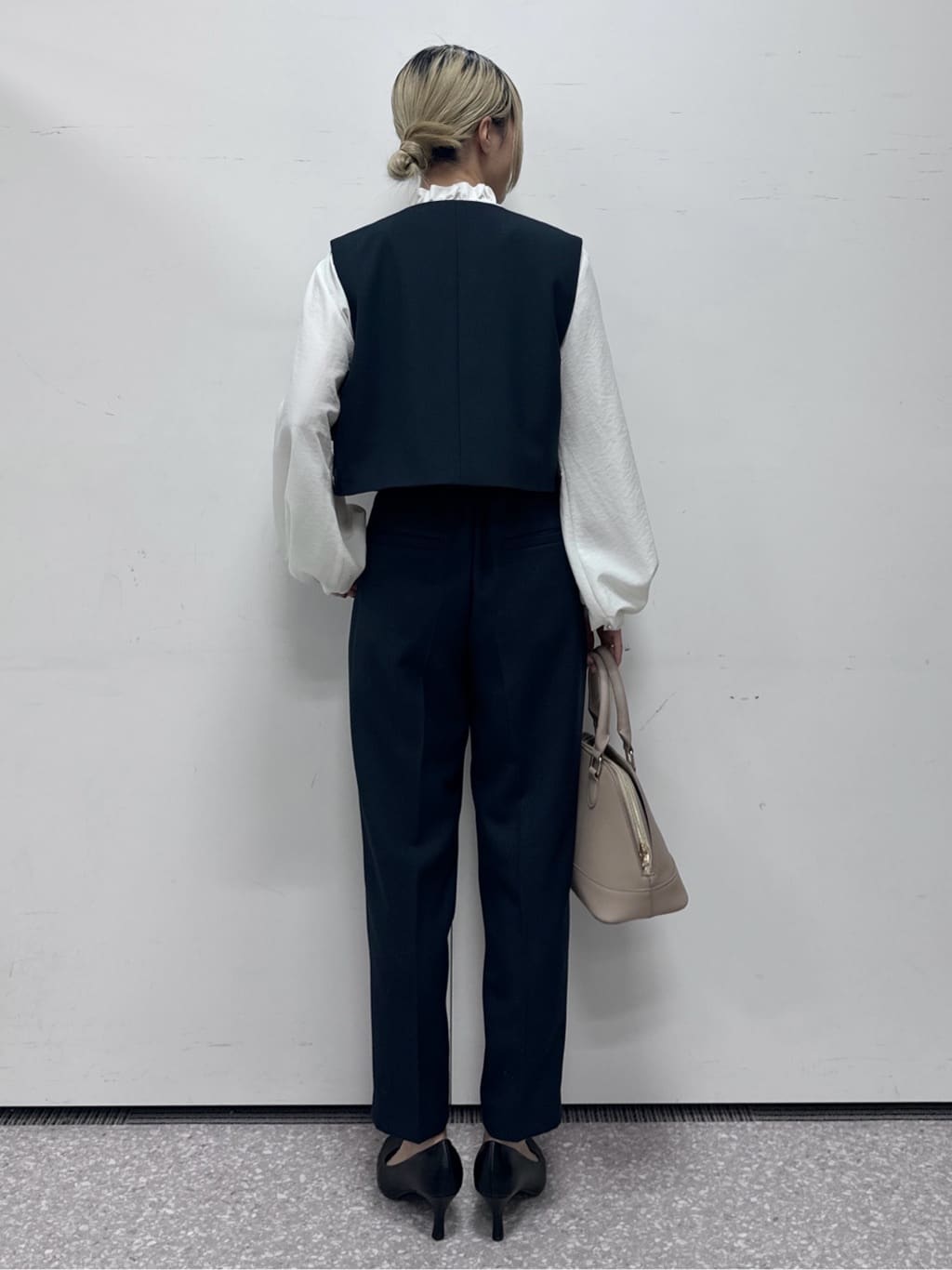omaさんの「THE SHOP TK｜◆【セットアップ可／ONOFF活躍】カルゼショートジレ／洗える」を使ったコーディネート