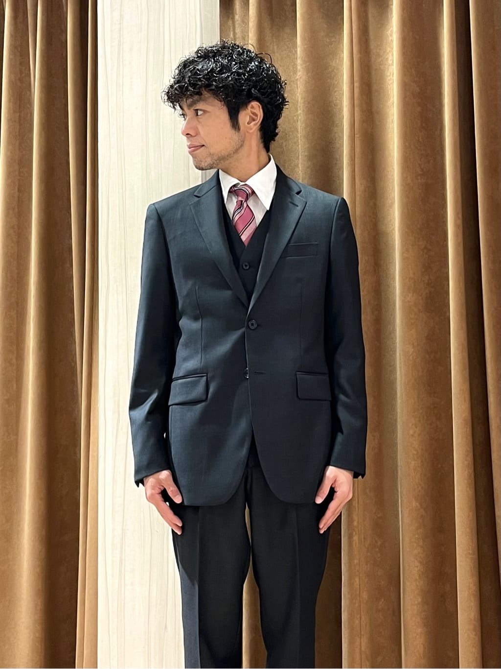 URAさんの「TAKEO KIKUCHI｜【Three by Three】シャイニーシャークピンヘッド スーツ/3ピース対応可」を使ったコーディネート