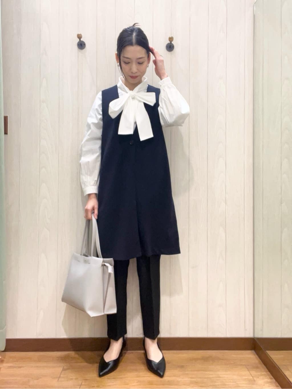 カンチャンさんの「SHOO･LA･RUE｜◆【通勤/セレモニー】Vカットデザインで足が美しく見える ベーシック5cmパンプス」を使ったコーディネート