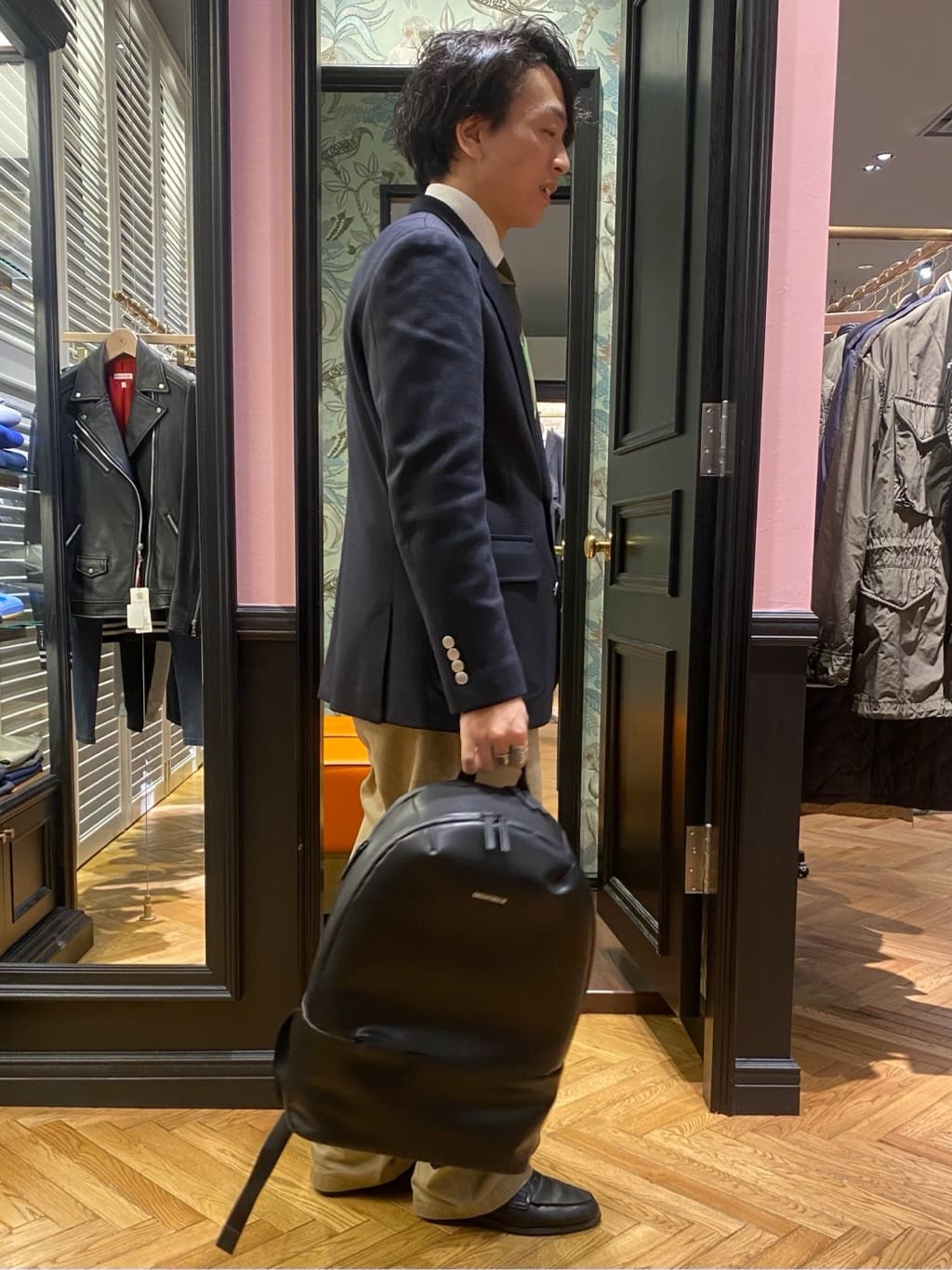 須田　慎二郎さんの「DRESSTERIOR｜リサイクルレザーバックパック」を使ったコーディネート