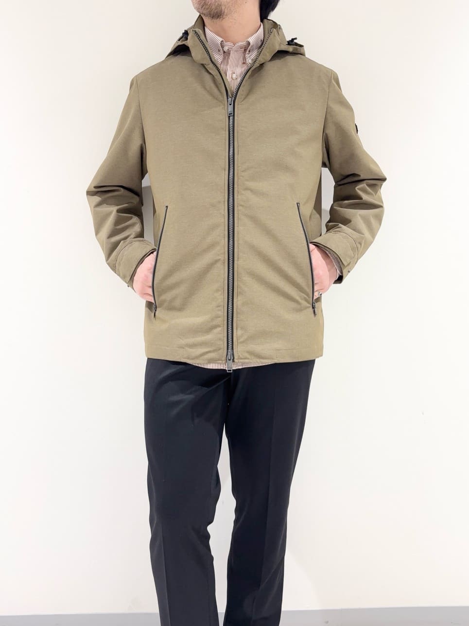 及川さんの「TAKEO KIKUCHI｜ハットモチーフ ジャカード ストライプ シャツ」を使ったコーディネート