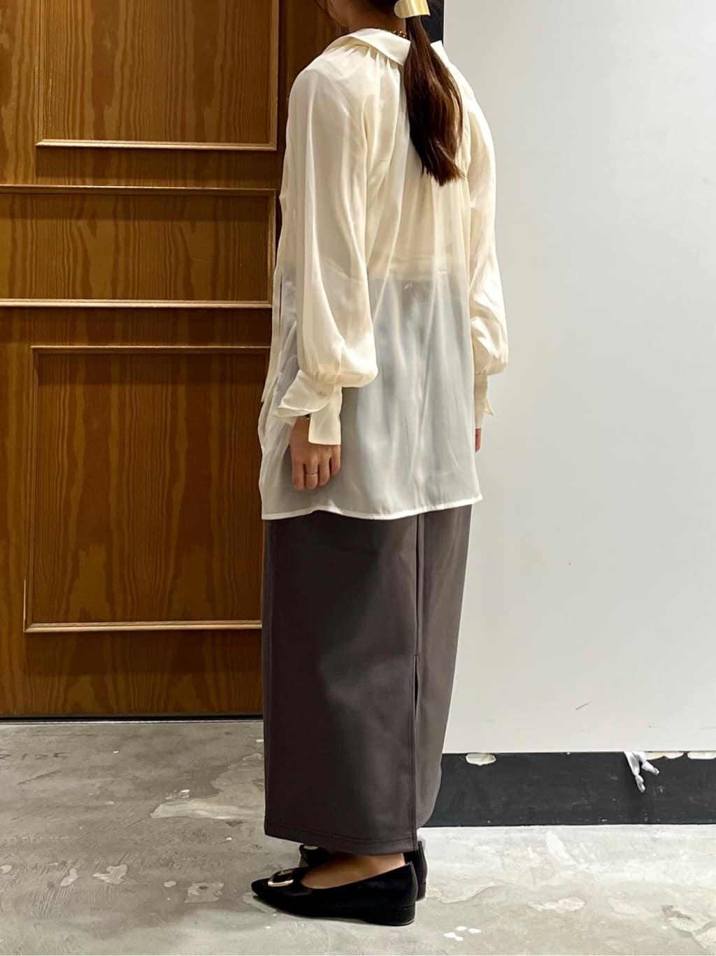 sakiiさんの「THE SHOP TK｜◆【ONOFF活躍/セレモニー/通勤】レザー調タイトスカート/洗える」を使ったコーディネート