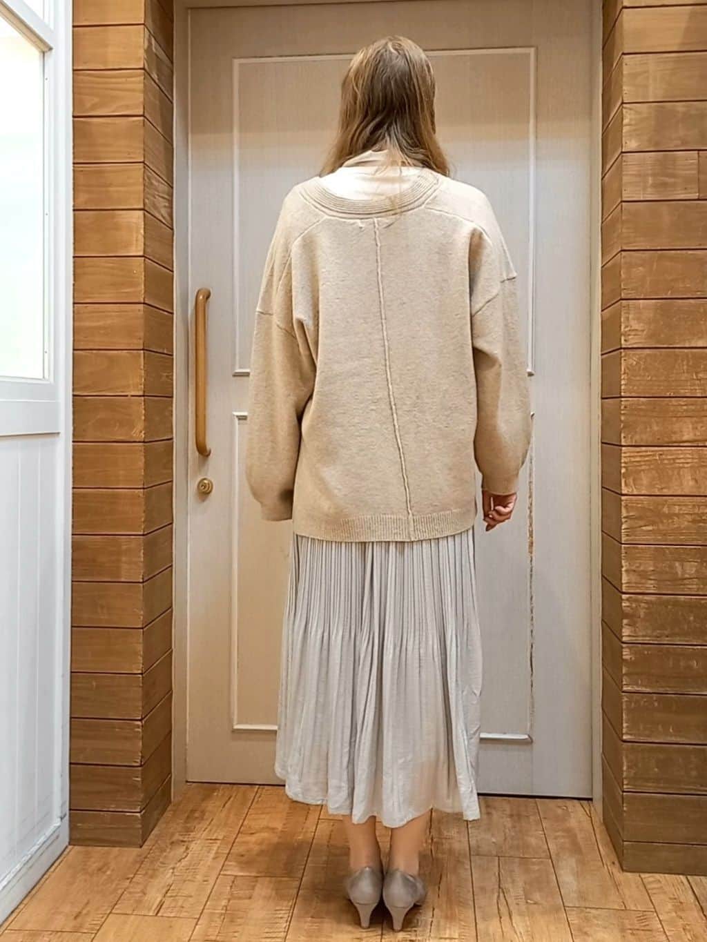 Mirkaさんの「SHOO･LA･RUE｜◆ふんわりやわらか変形Vネックニット」を使ったコーディネート